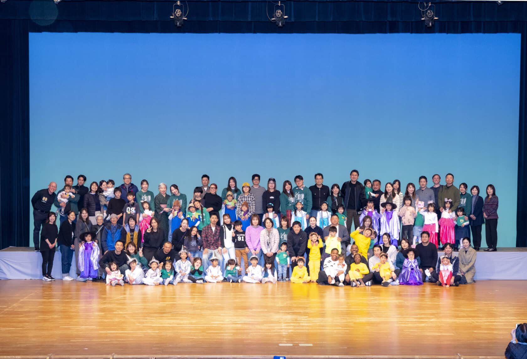 ヒルトップインターナショナルスクールのライオンクラスと保護者の集合写真（ビッグショー・熊本）