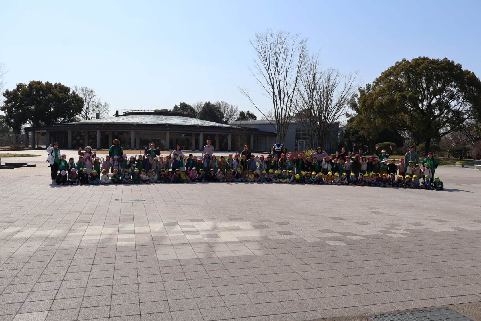 動物園での集合写真(ヒルトップインターナショナルスクール)