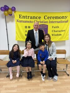 熊本クリスチャンインターナショナル校長と生徒