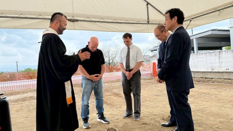 中村牧師、Jeliff牧師、トマオ・マーティ、北洋建設の方々と祈りました。