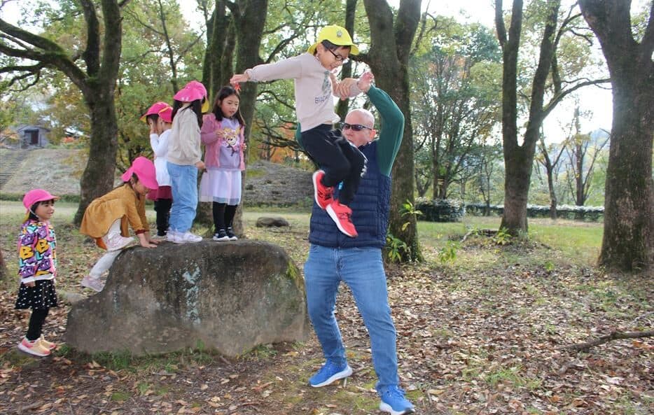 Jumping from a rock,ヒルトップインターナショナルスクール,熊本インターナショナルスクール,熊本英語幼稚園,熊本英語保育園,Hilltop International School