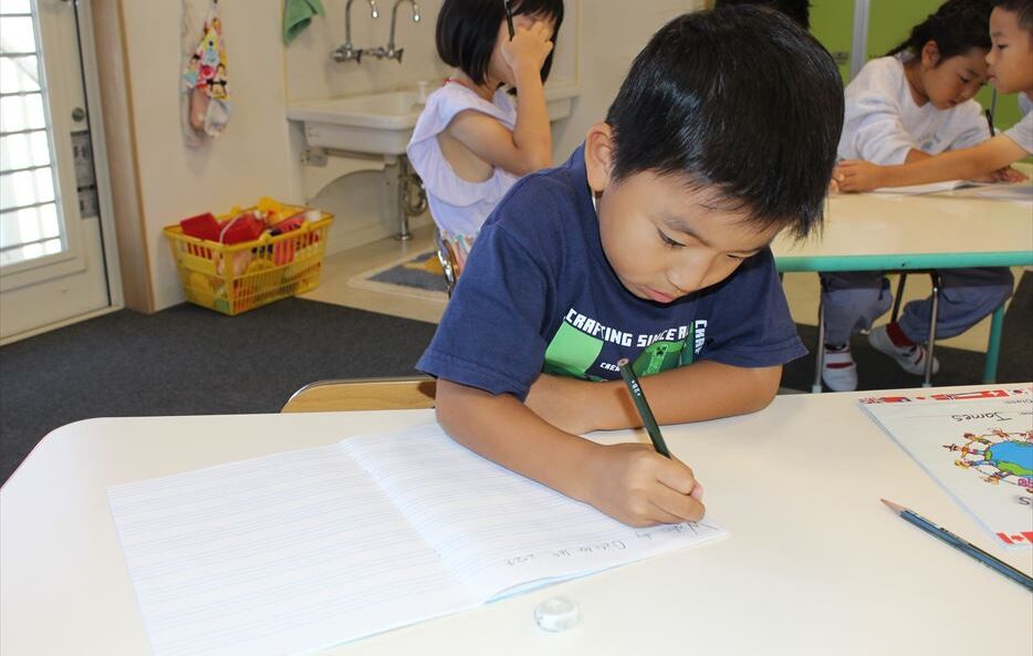 Child Writing,ヒルトップインターナショナルスクール,熊本インターナショナルスクール,熊本英語幼稚園,熊本英語保育園,Hilltop International School