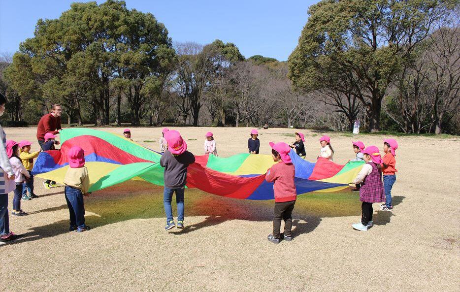 Parachute Play,ヒルトップインターナショナルスクール,熊本インターナショナルスクール,熊本英語幼稚園,熊本英語保育園,Hilltop International School