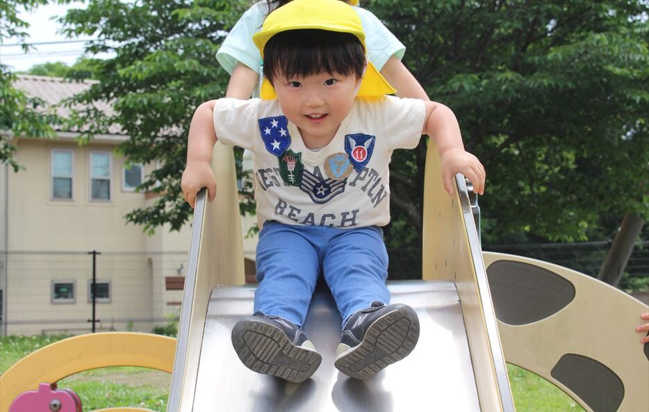 熊本のヒルトップインターナショナルスクールで滑り台で遊ぶ子ども