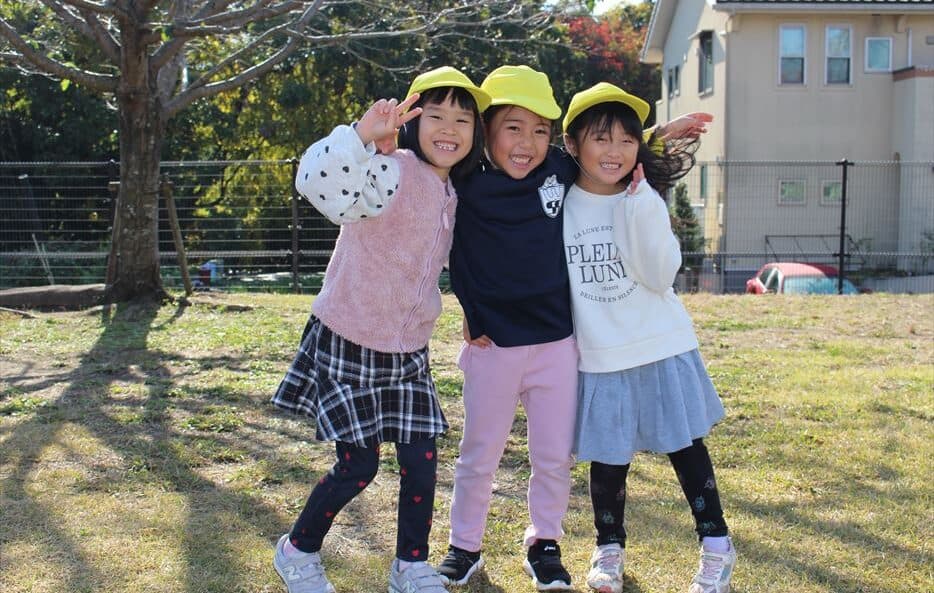 Three girls in a park,ヒルトップインターナショナルスクール,熊本インターナショナルスクール,熊本英語幼稚園,熊本英語保育園,Hilltop International School