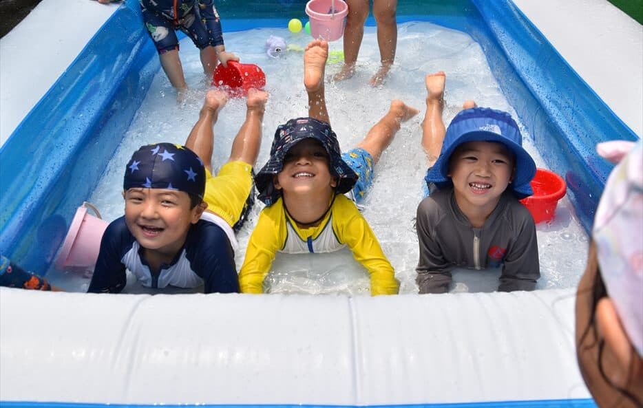 熊本のヒルトップインターナショナルスクールの水遊びの様子