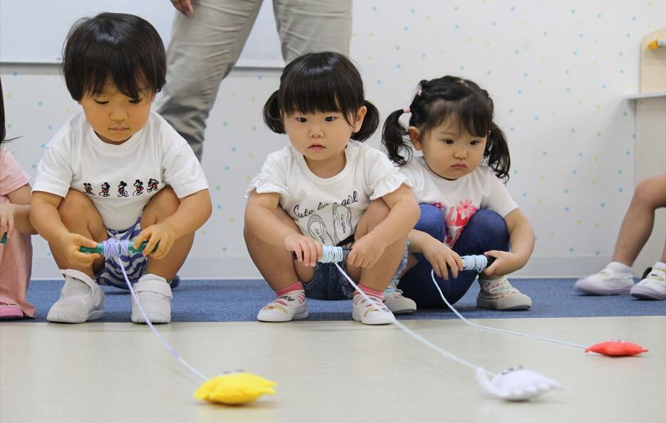 ヒルトップインターナショナルスクールのプーマクラスでリール遊びをする子どもたち