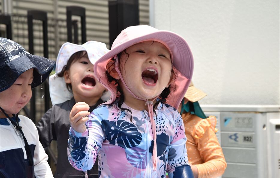 ヒルトップインターナショナルスクールで水遊びを楽しむ子どもたち