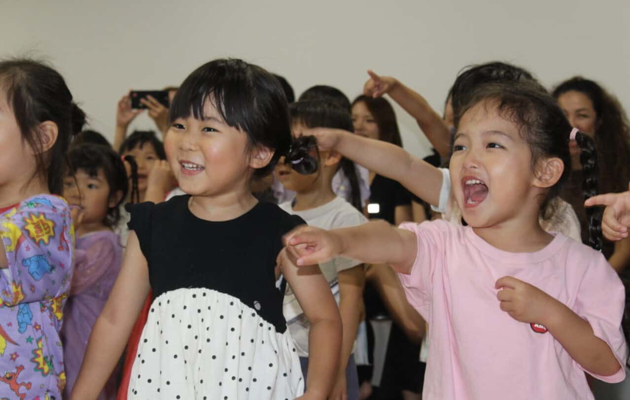 熊本のヒルトップインターナショナルスクールの誕生日パーティーで、楽しそうに過ごす2人の女の子。Two girls having fun at a birthday party celebration at Hilltop International School in Kumamoto.